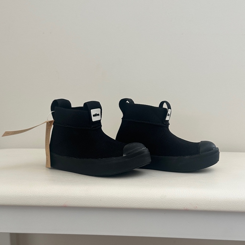 Native kids Black Ankle Boots - size 6
